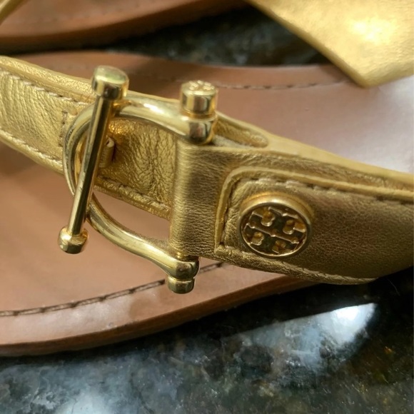Tory Burch Sandals
Gold leather with gold hardware and timeless Tory logo - Picture 4 of 10